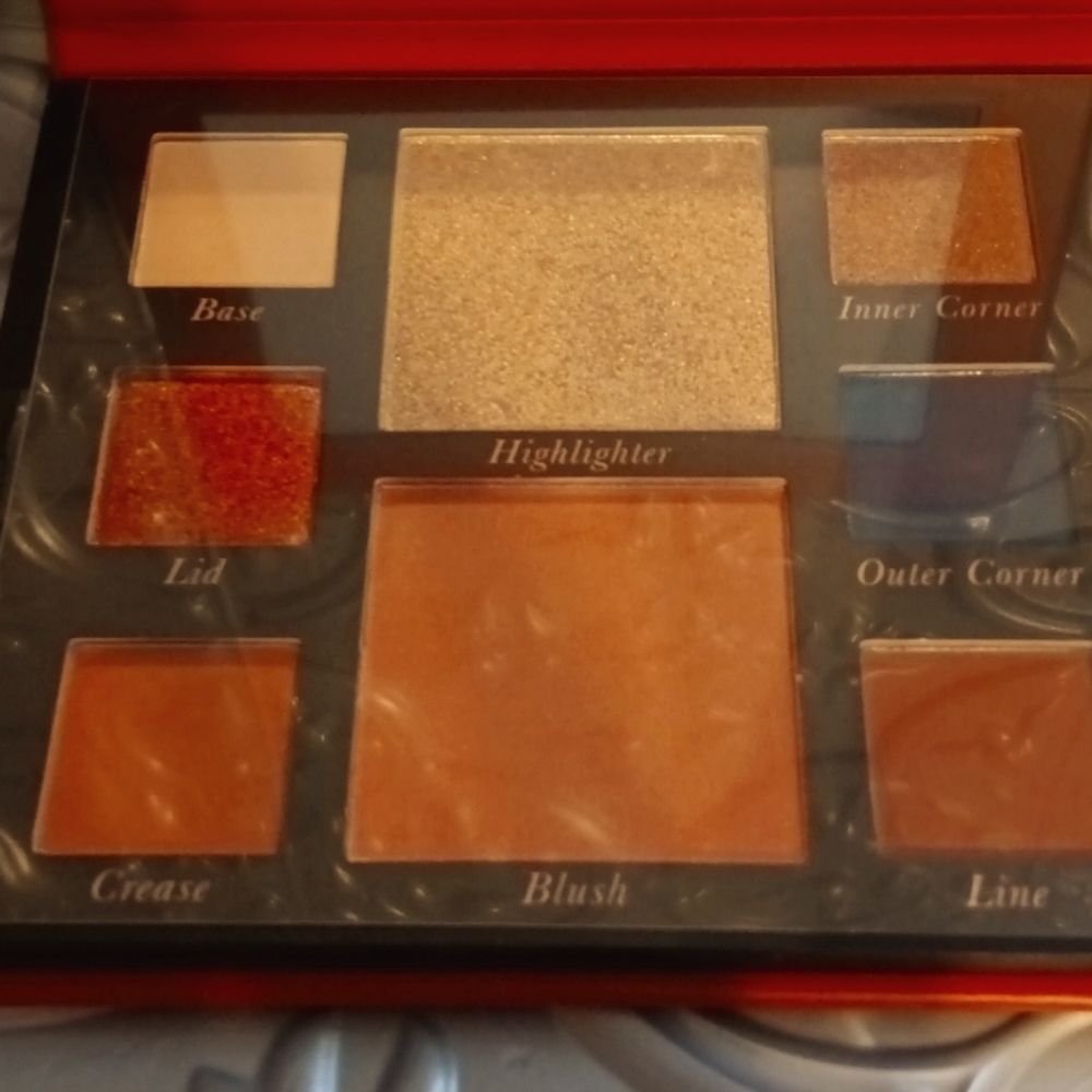 - Laura Geller Party On A Pallet. Command the Room NEW Eyeshadow Highlighte…